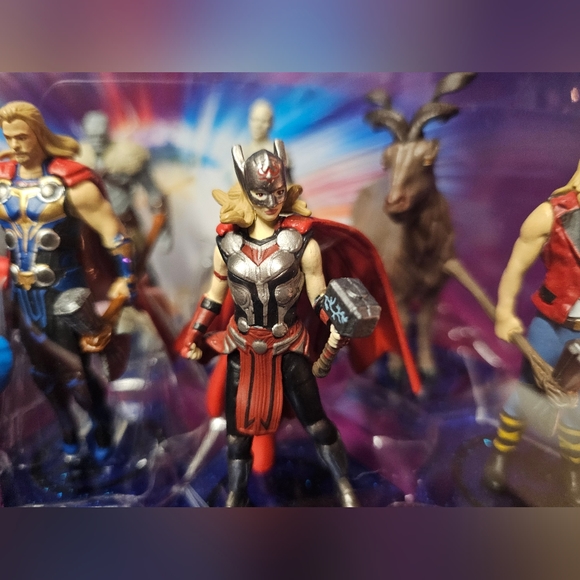 Disney Marvel Avengers Thor: Love & Thunder 8-Piece PVC Figure Play Set - Picture 5 of 15